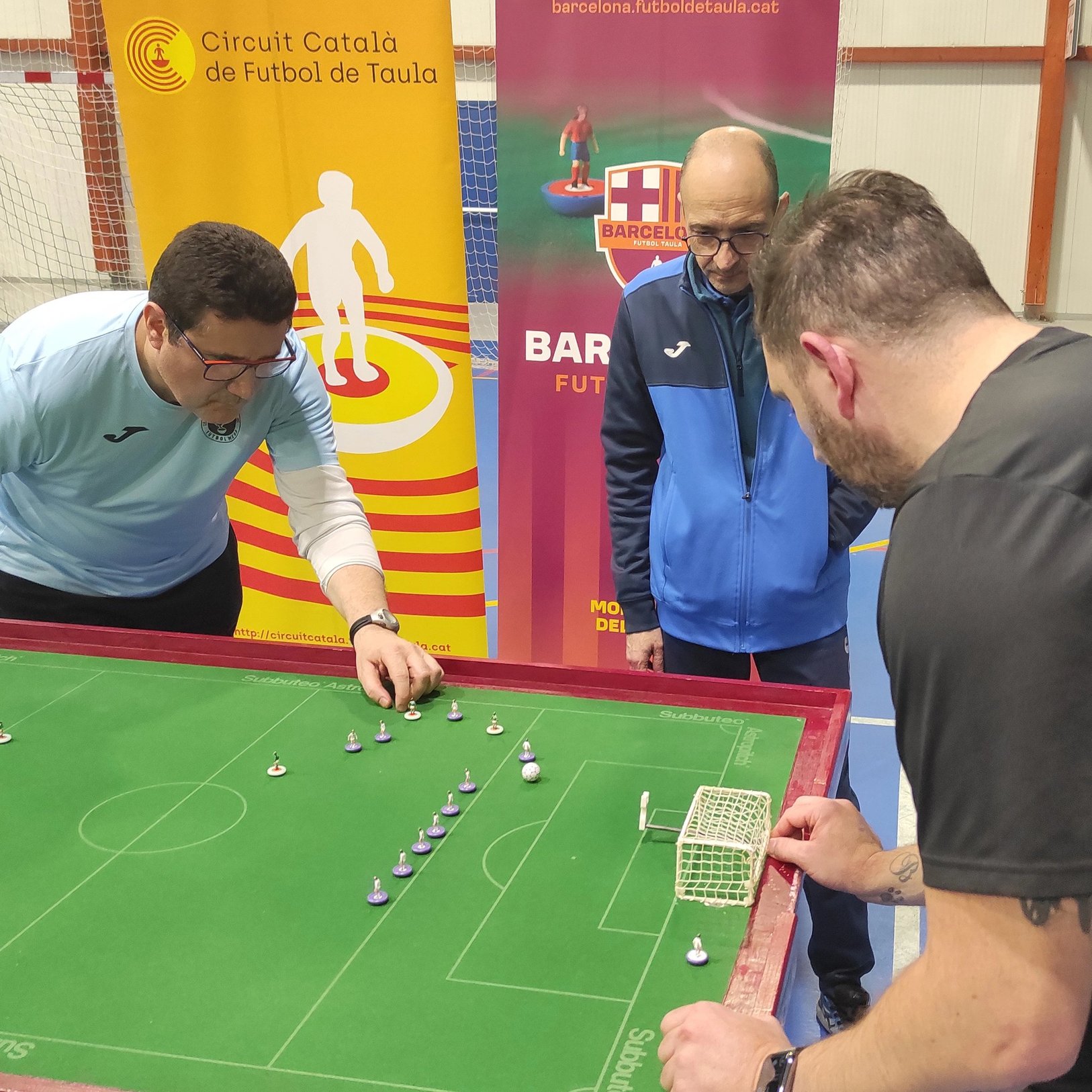 Dos jugadors disputant un partit de Subbuteo